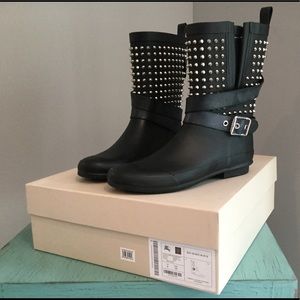 BURBERRY RAIN BOOT HOLLOWAY MID BUCKLE. NWT